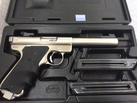 Vendo una pistola Ruger MARK II Target, del calibre .22LR y cañón de 5,25", en acero inoxidable.

Lleva 00