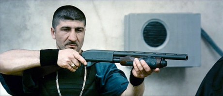 Compañeros,

En vista de las ganas de algunos (Elcafe, Wilcow, Vrakk, etc) por adivinar armas de películas 40