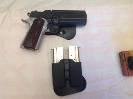   Se vende funda y portacargadores para 1911 y clones son giratorias. Con protector anti hurto tengo tambien 00