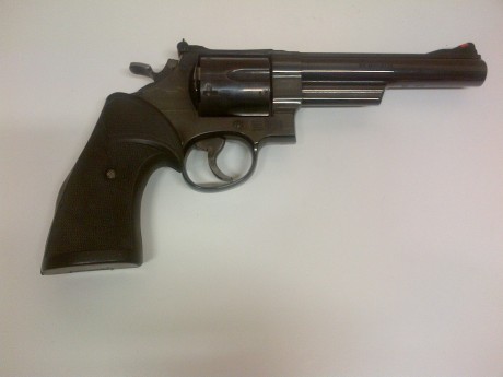 Buenas noches,

Pongo a la venta un revolver Smith Wesson del calibre 44 mag, el famoso M29 de 6".
El 02