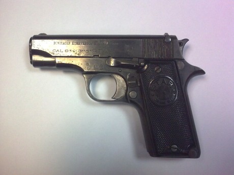 Nuevamente traigo al subforo una pistola STAR de la que desconozco el nombre e historia.

Si me podeis 00