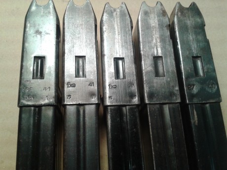 Vendo lote de cinco cargadores del subfusil Aleman, con distintos marcajes, uno  de ellos es el de los 02