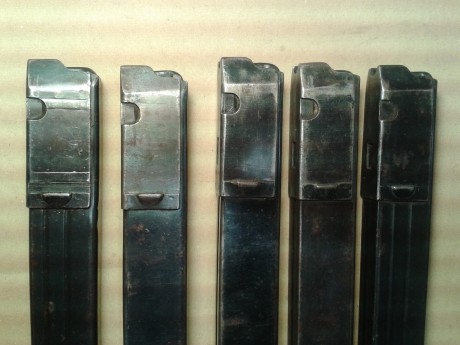 Vendo lote de cinco cargadores del subfusil Aleman, con distintos marcajes, uno  de ellos es el de los 01