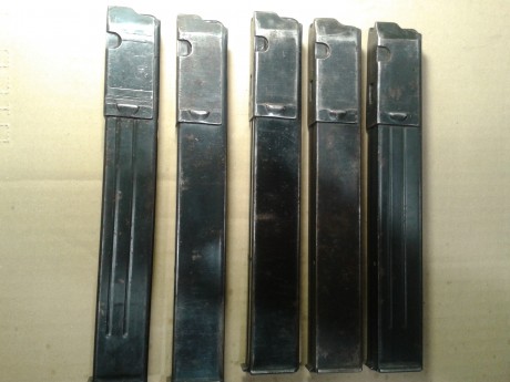 Vendo lote de cinco cargadores del subfusil Aleman, con distintos marcajes, uno  de ellos es el de los 00