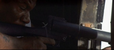 Compañeros,

En vista de las ganas de algunos (Elcafe, Wilcow, Vrakk, etc) por adivinar armas de películas 90