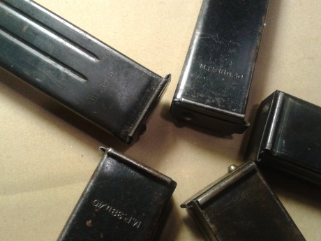 Vendo lote de cinco cargadores del subfusil Aleman, con distintos marcajes, uno  de ellos es el de los 10