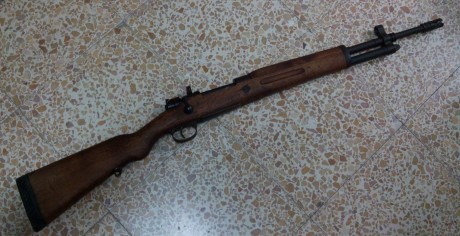 Un amigo se vende un rifle FR-8, calibre 308 Win,  con el cerrojo acodado y cantonera de goma. El arma 00
