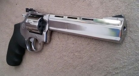  Hola de nuevo.
Pongo en venta mi revólver del .22LR por pasarme a pistola en esta modalidad. Acabado 01