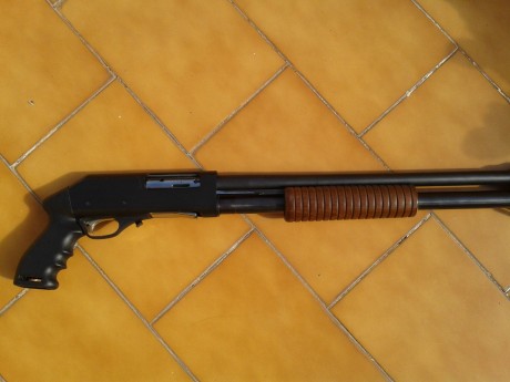 Capacidad 7+1, calibre 12/76 Magnum, culata de madera y pistolet sintético. Muy buen estado, tiene más 01