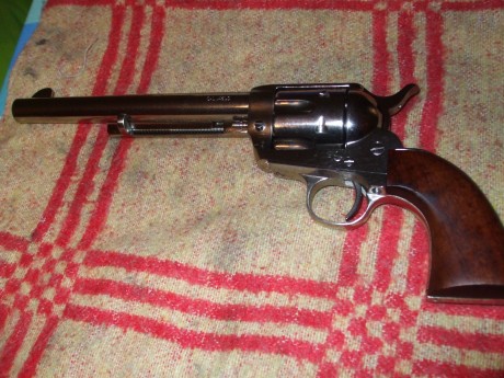 Buenos días, pongo a la venta un revolver Pietta en calibre .45 LC con cañòn de 7-1/2 en acabado nickelado 22