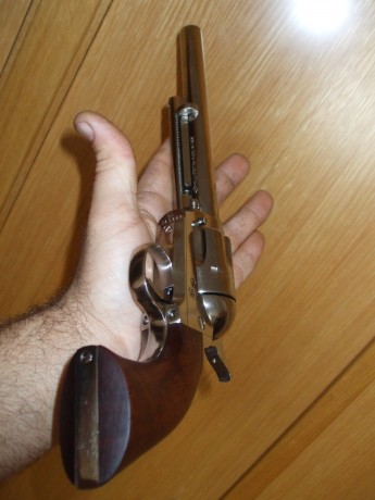 Buenos días, pongo a la venta un revolver Pietta en calibre .45 LC con cañòn de 7-1/2 en acabado nickelado 20