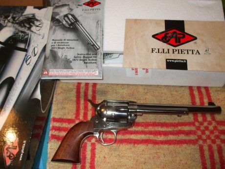 Buenos días, pongo a la venta un revolver Pietta en calibre .45 LC con cañòn de 7-1/2 en acabado nickelado 70