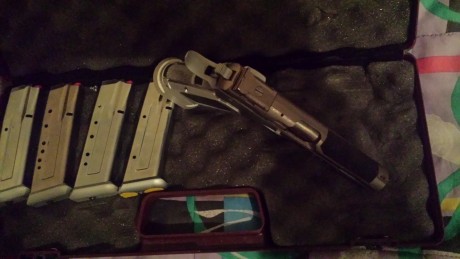 Se vende tanfoglio limited custom.calibre 9mm.con 4 cargadores.2 juegos de cachas.las de origen y otras 02