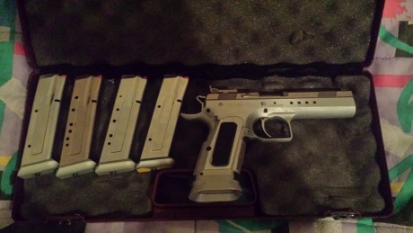 Se vende tanfoglio limited custom.calibre 9mm.con 4 cargadores.2 juegos de cachas.las de origen y otras 01