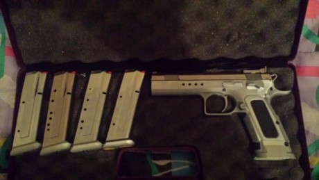 Se vende tanfoglio limited custom.calibre 9mm.con 4 cargadores.2 juegos de cachas.las de origen y otras 00