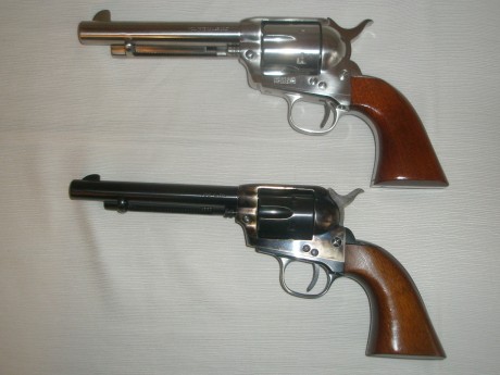 Vendo dos revólveres Uberti nuevos, de cartucho metálico, en calibre 45LC y .22LR. Uno de ellos en acero 02