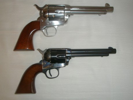 Vendo dos revólveres Uberti nuevos, de cartucho metálico, en calibre 45LC y .22LR. Uno de ellos en acero 01