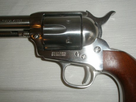 Vendo dos revólveres Uberti nuevos, de cartucho metálico, en calibre 45LC y .22LR. Uno de ellos en acero 00