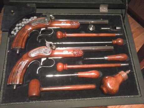 Hola vendo este precioso maletin ,de decoracion en 500€ o por dinero y material que lo compense.Entiendo 00