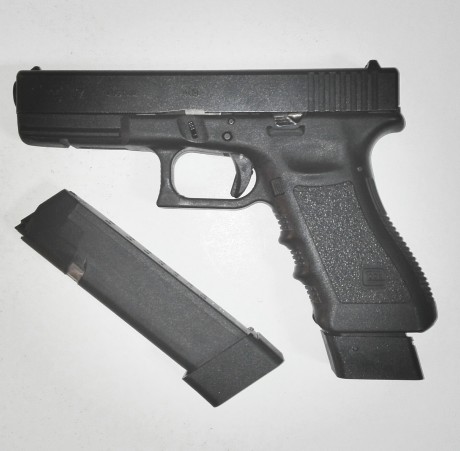 vENDO PISTOLA GLOCK 17  DE 3A GEN, CON DOS CARGADORES DE 20 CARTUCHOS, EN SU MALETIN ORIGINAL, RETENIDAS 01