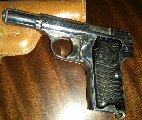Hola compañeros
Pongo a la venta esta preciosidad de Astra 300 niquelada de origen, del calibre 9 corto. 00