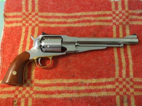 Buenos días, ofrezco un revolver de la casa Uberti modelo 1858 Remington en inoxidable tipo target, calibre 12