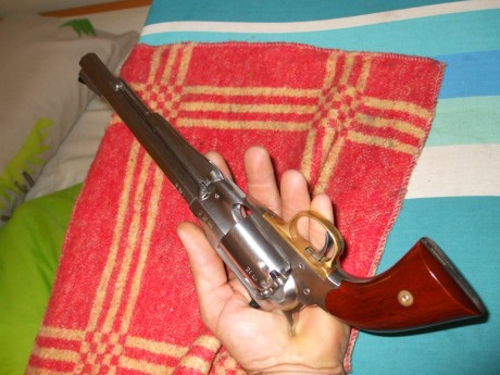 Buenos días, ofrezco un revolver de la casa Uberti modelo 1858 Remington en inoxidable tipo target, calibre 21