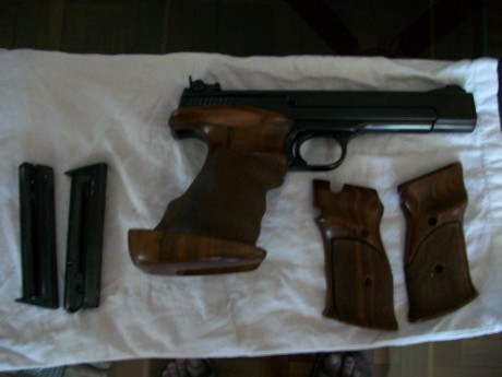 En Madrid vendo pistola S&W mod 41, calibre 22 LR, con dos cargadores, con cacha original y otra anatómica. 01