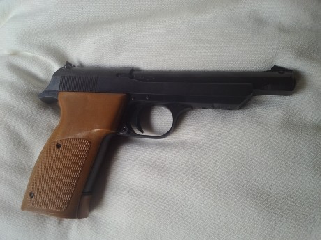 Vendo dos armas guiadas en f. Pistola Norinco olímpica tt cal. 22 le, impecable en caja original con dos 30