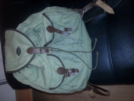 Vendo mochila clásica de caza marca AKHA. (Mi hijo me ha regalado otra y no voy a usar dos)

Está en buen 02