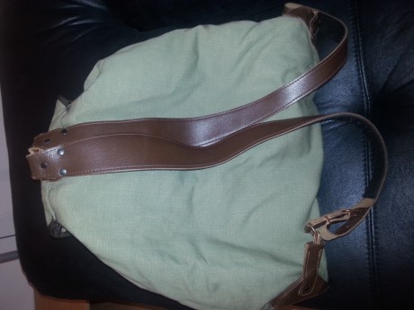 Vendo mochila clásica de caza marca AKHA. (Mi hijo me ha regalado otra y no voy a usar dos)

Está en buen 01