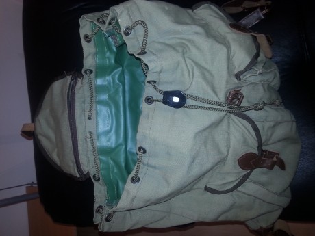 Vendo mochila clásica de caza marca AKHA. (Mi hijo me ha regalado otra y no voy a usar dos)

Está en buen 00