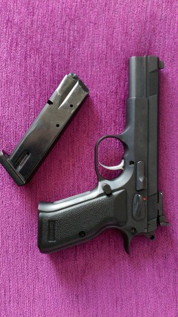 Hola amigos! ya que se muestran tantas armas buenas creo que a los propietarios de una cz 75 se nos tendría 70