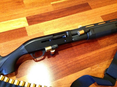 Vendo  BENELLI M3 SUPER 90 sintética negra, en perfecto estado. Es una escopeta que funciona en semiautomático 00