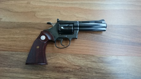   Revolver Colt Diamondback 38 4"  
Buen estado, pavón y cachas impecables
Calibre 38 - más ligero 01