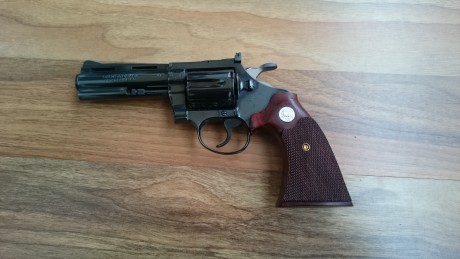   Revolver Colt Diamondback 38 4"  
Buen estado, pavón y cachas impecables
Calibre 38 - más ligero 00