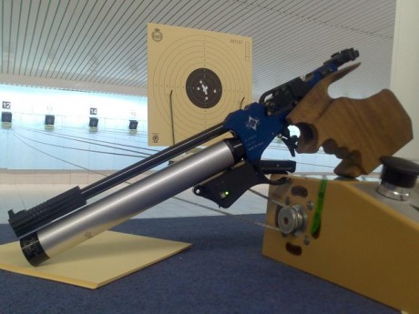 Pues eso, llevo un tiempo dando vueltas a la idea de cambiar de pistola de competición de 10 m. Por gustarme, 21