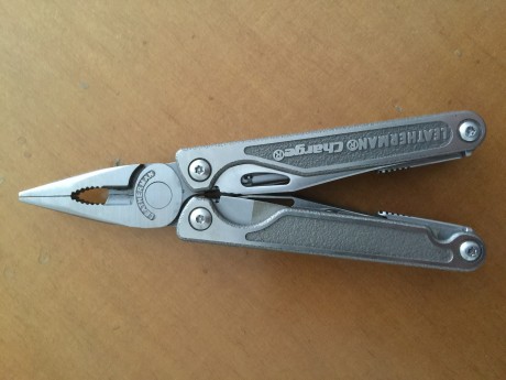 Pongo en venta una   LEATHERMAN CHARGE TTi  .

Cachas de Titanio, resto en acero inoxidable, hojas exteriores 00