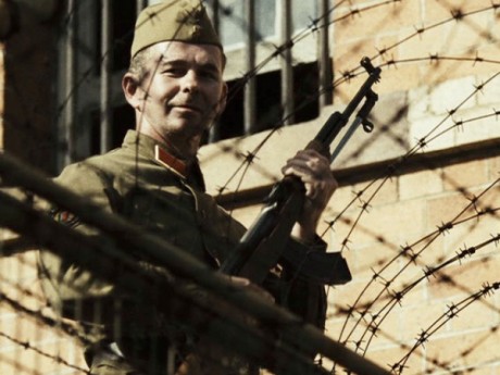 Compañeros,

En vista de las ganas de algunos (Elcafe, Wilcow, Vrakk, etc) por adivinar armas de películas 50