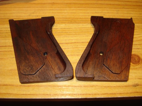 Hola,

Vendo un par de cachas en madera de nogal nuevas para Walther o Manurhin PPK, 65 euros más envío 00