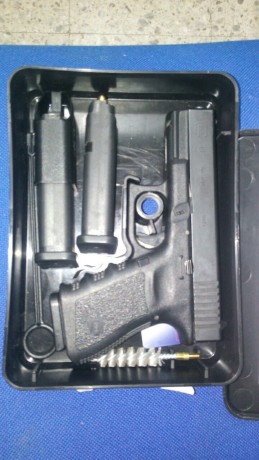 VENDIDA. Se puede cerrar el hilo. Gracias a tod@s y un saludo.

Hola:
Un compañero vende su Glock 19 3ª 00