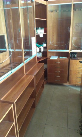 Vendo mueble armero para 28 armas esta compuesto por 5 modulos 3 de 6 armas y 2 de 5 arma. Y un esquinero.
Su 01