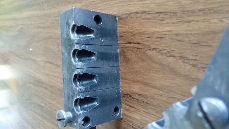 Pues eso. Que para hacer caja para el nuevo juguete me quito estos dos pepinos de turquesa. La primera 02