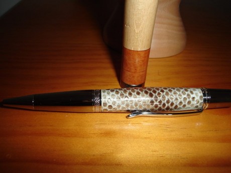 Pues eso vendo bolígrafos en distintos tipos de maderas en colores naturales y de gran calidad, con el 00