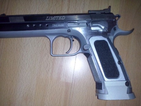 Se vende tanfoglio limited custom.calibre 9mm.con 4 cargadores y 2 juegos de cachas.precio 650 euros 01