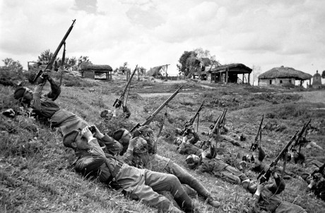 El Mosin-Nagant ..
es un rifle militar accionado por cerrojo, con cargador de cinco proyectiles, que 40