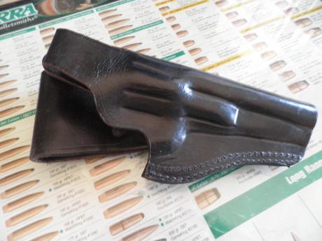 Hola a tod@s,
vendo esta funda de cuero moldeada para un revolver de 4", está practicamente nueva 02