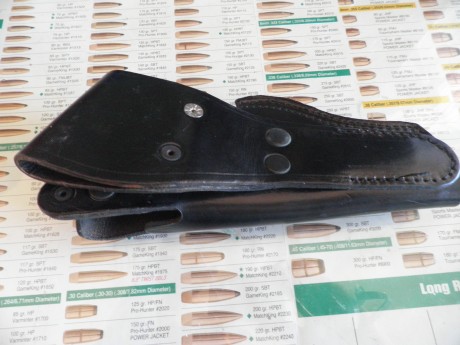Hola a tod@s,
vendo esta funda de cuero moldeada para un revolver de 4", está practicamente nueva 01