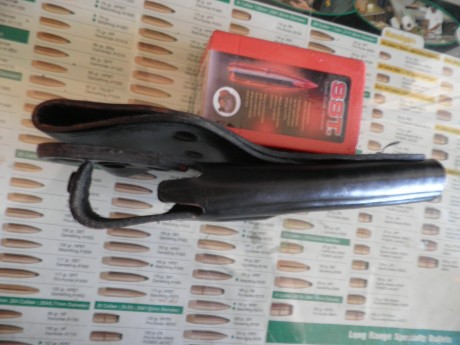 Hola a tod@s,
vendo esta funda de cuero moldeada para un revolver de 4", está practicamente nueva 00