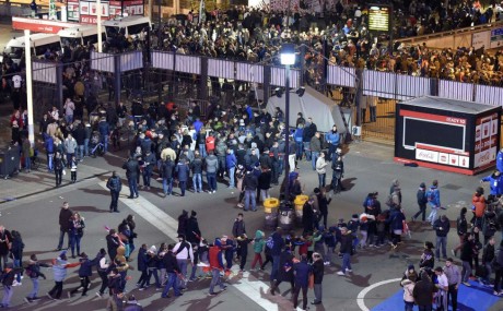 Parece que vuelve a haber un tiroteo en Francia con varias víctimas... 

https://internacional.elpais.com/internacional/2015/11/13/actualidad/1447449607_131675.html

Seguiremos 30